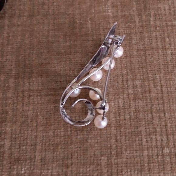 Silver Faux Pearl Brooch - Picture 2 of 7